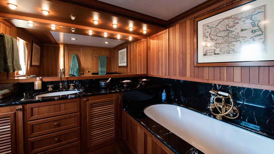 BLEU DE NÎMES yacht for Charter (15) | Phoenix Yacht Management