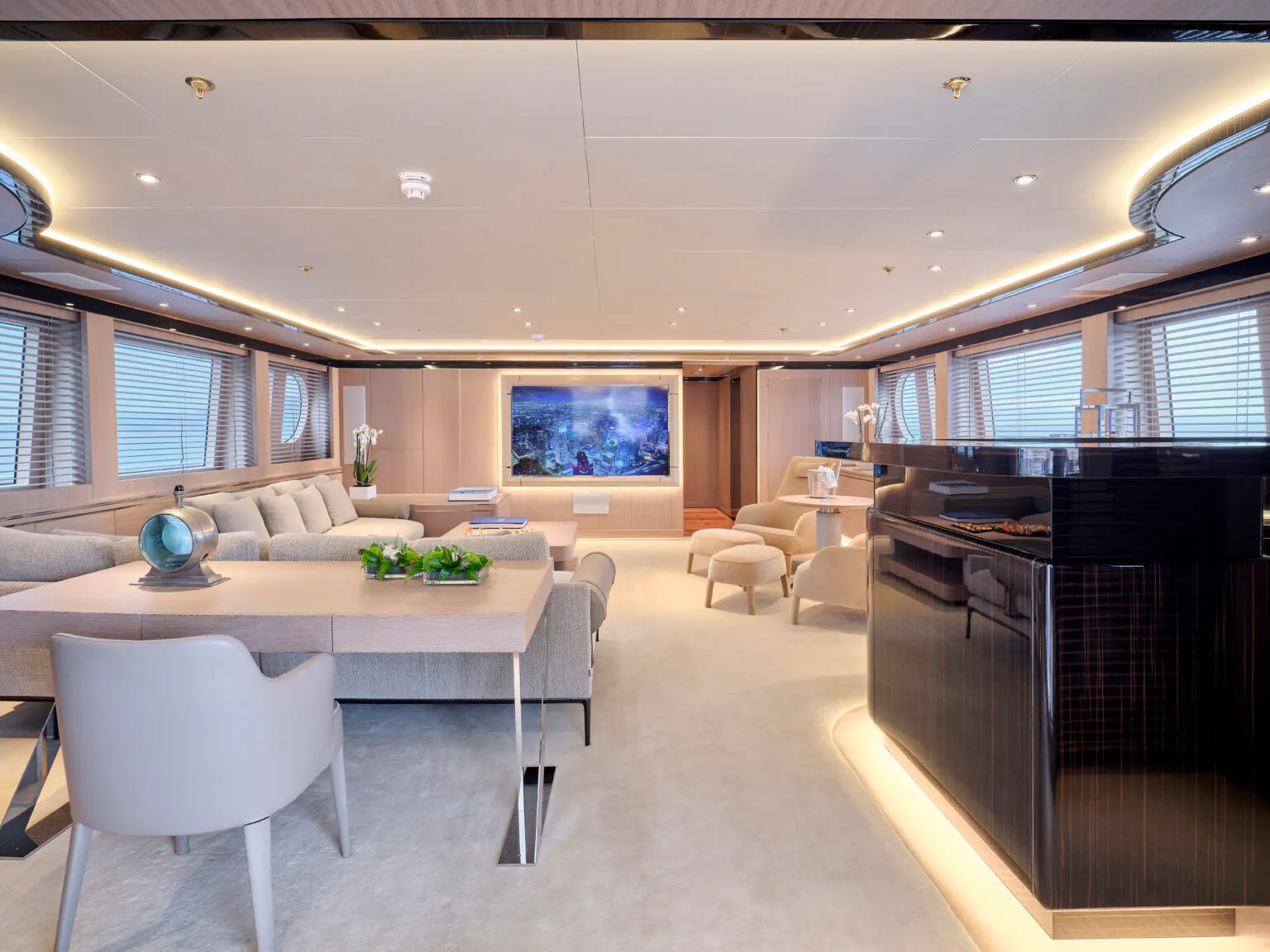 INVADER yacht for Charter (16) | Phoenix Yacht Management