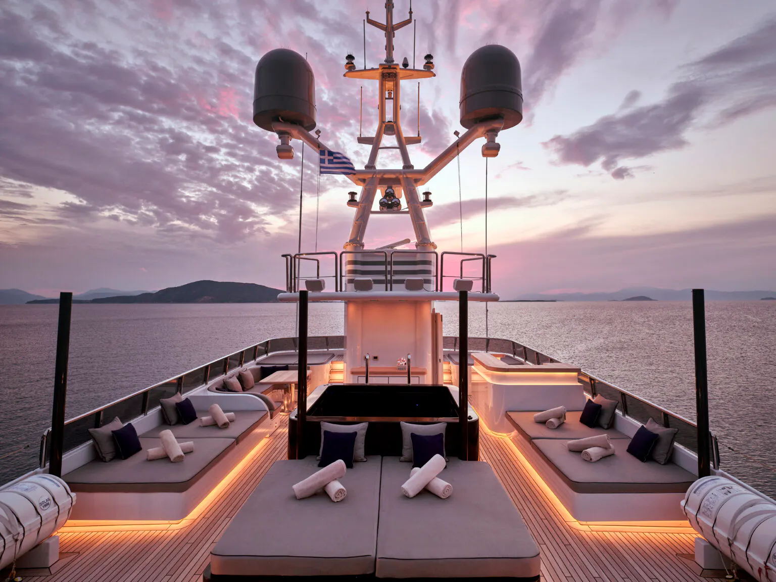 INVADER yacht for Charter (12) | Phoenix Yacht Management