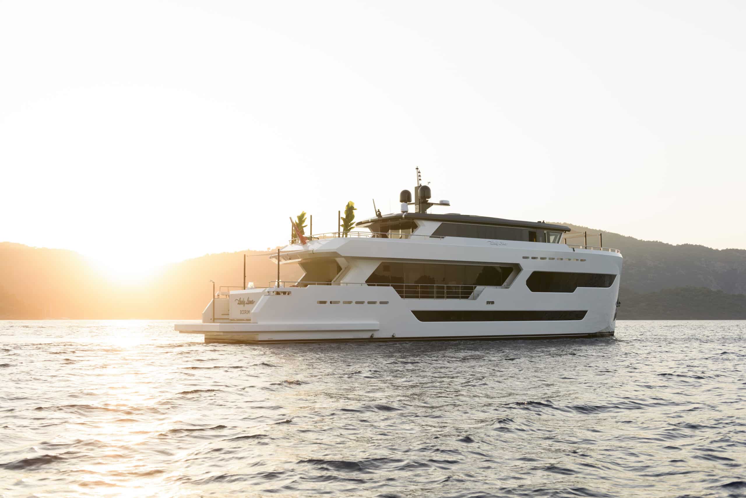 LADY LUNA YACHT FOR SALE (1) | Phoenix Yacht Management